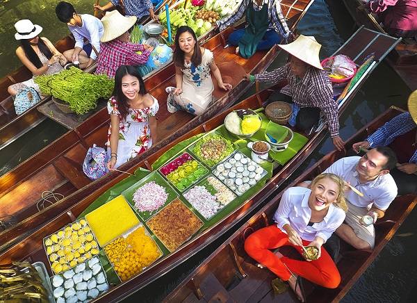 Sightseeing at the floating market, Bangkok, Thailand. Image courtesy of the Tourism Authority of Thailand.