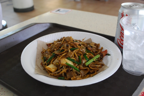 Char kwayteow in Singapore. Image courtesy of Mike Aquino, used with permission.