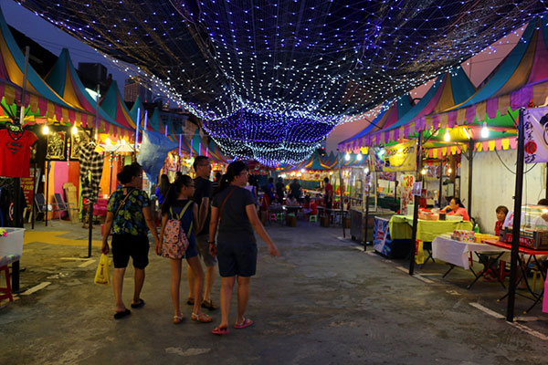 Melaka night market, Malaysia. Image courtesy of Stingy Nomads.