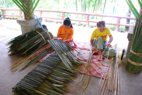 Nipa weaving demonstration at Maribojoc, Bohol