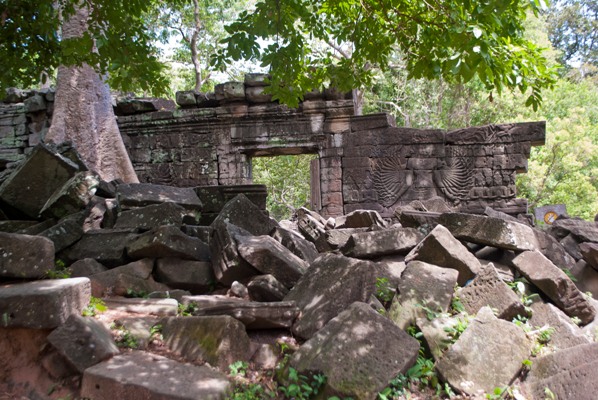 Temple wall in BanteayChhmar. Image courtesy of Mike Aquino, used with permission.