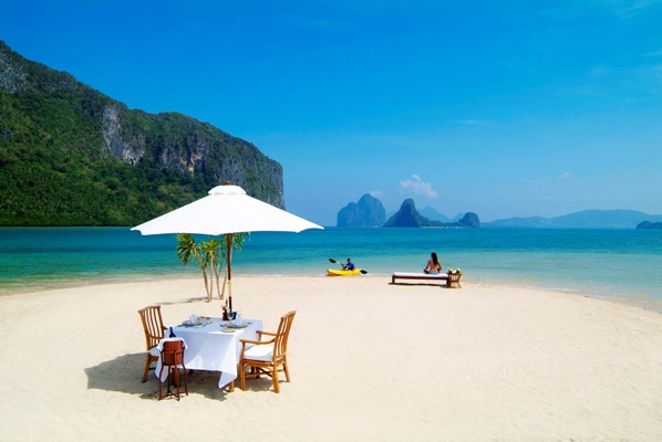 El Nido beach picnic. Image courtesy of the Philippines Department of Tourism.
