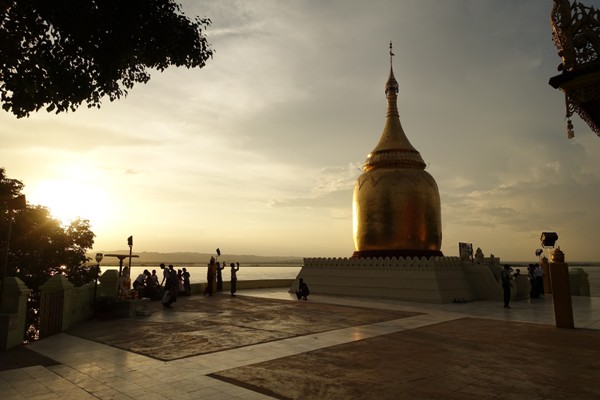 Sunset at Bupaya, Bagan, Myanmar. Image courtesy of Mike Aquino, used with permission.