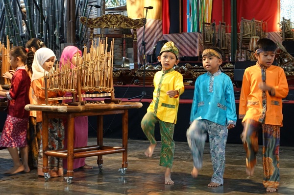 SAU children in mid-performance. Image courtesy of Mike Aquino