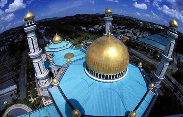 Sultan Omar Ali Saifuddien Mosque. Image courtesy of Brunei Tourism.