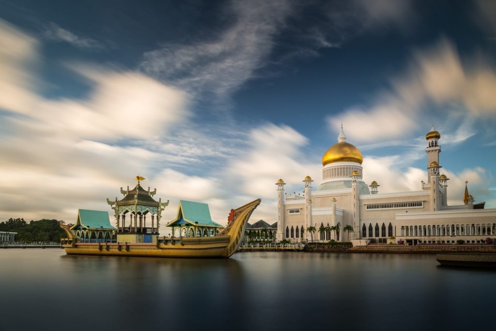 The Omar Ali Saifuddin Mosque in Bandar Seri Begawan, Brunei / Shutterstock