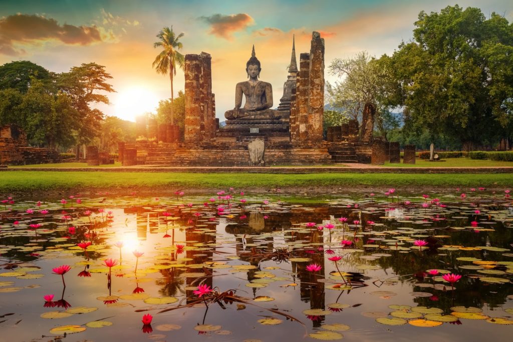 Wat Mahathat Temple / cowardlion / ID: 638220802 / Shutterstock