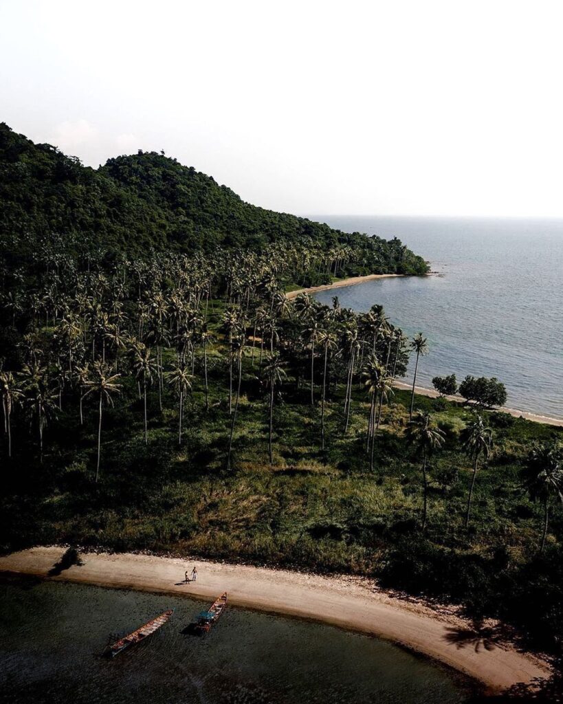 Koh Tonsay is one of the least developed islands in Kep, Koh Tonsay has no motor vehicles or widespread electricity.