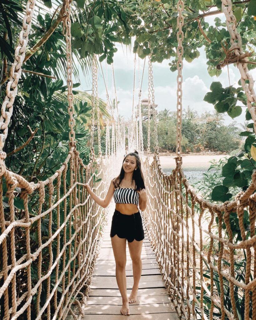 The highlight of Palawan beach is the suspension bridge.